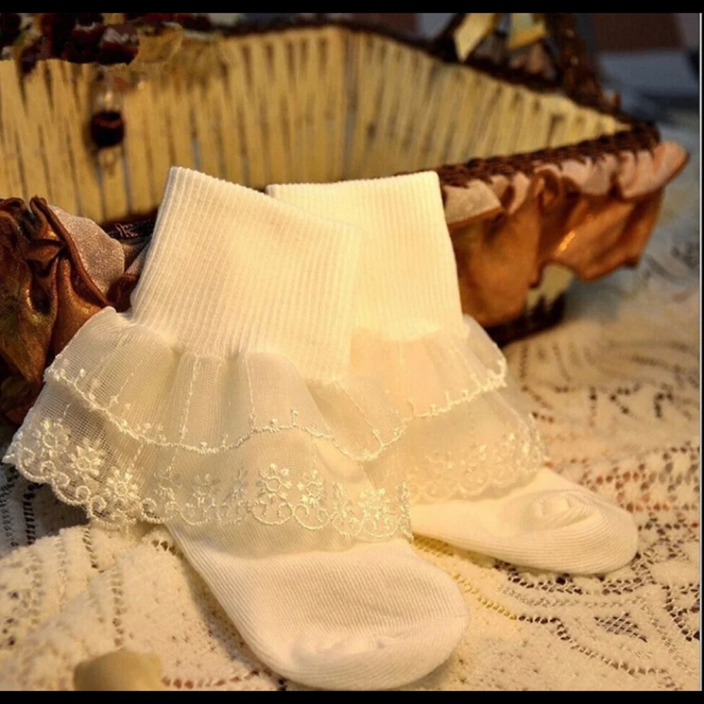 girl white lace ripple socks